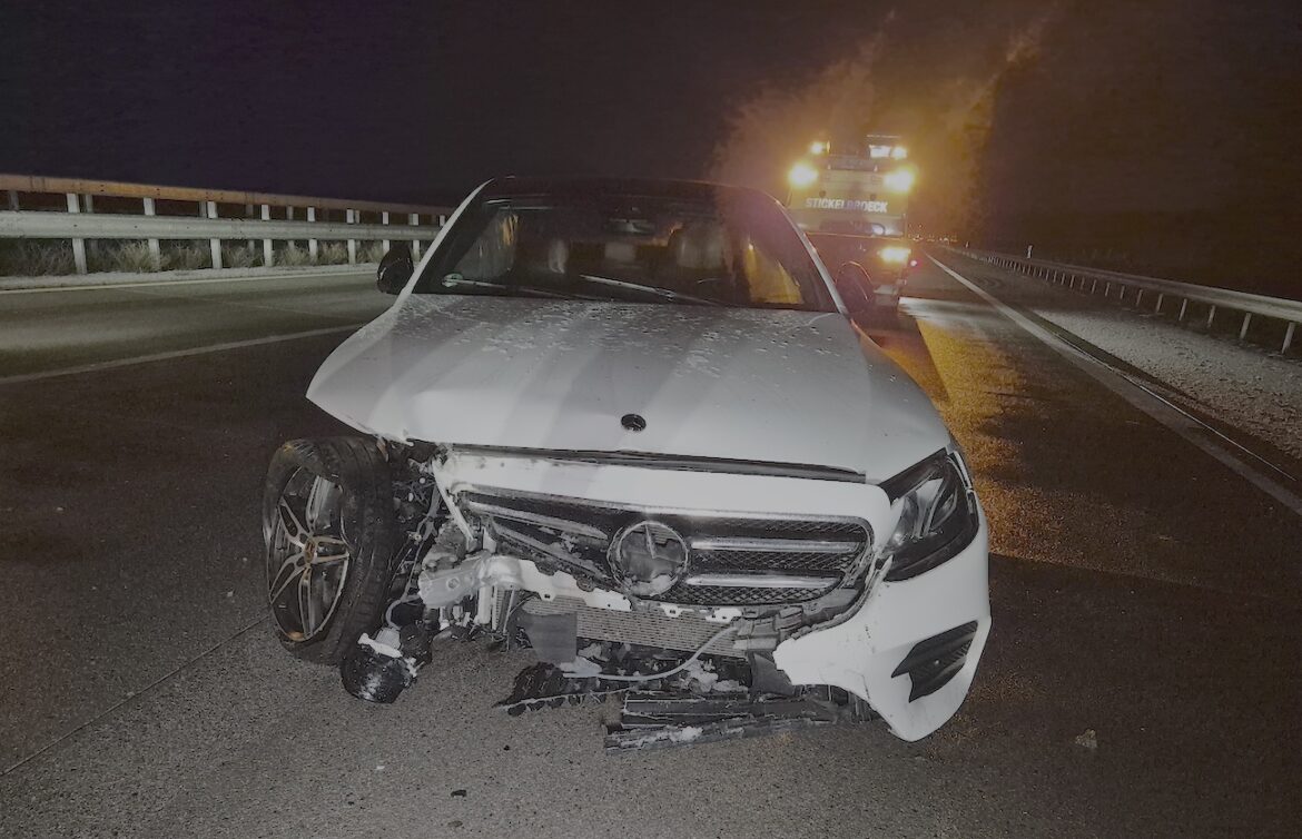Mercedes nach Glatteisunfall auf der A1