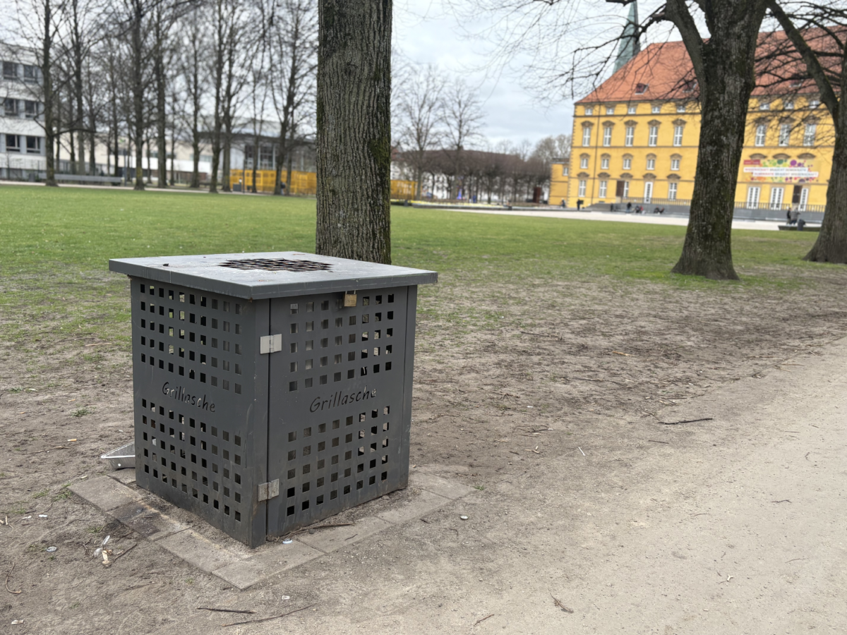 Zum Start der Saison: So ist das öffentliche Grillen in Osnabrück erlaubt Mülleimer für Grillasche für dem Schloss