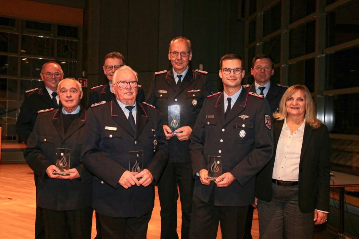 Gruppenbild der langjährigen Mitglieder der Freiwilligen Feuerwehr der Stadt Georgsmarienhütte mit Bürgermeisterin Dagmar Bahlo