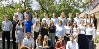 Die 22 Freiwilligen, die in diesem Jahr mit dem Freiwilligendienst im Ausland des Bistums Osnabrück ausreisen und das FDA-Team. / Foto: Bistum Osnabrück, Thomas Arzner