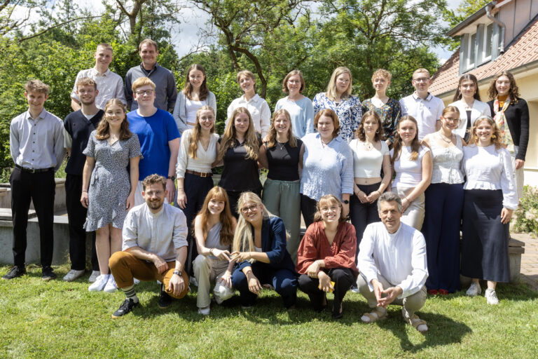 Die 22 Freiwilligen, die in diesem Jahr mit dem Freiwilligendienst im Ausland des Bistums Osnabrück ausreisen und das FDA-Team. / Foto: Bistum Osnabrück, Thomas Arzner