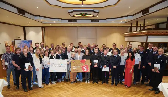 Gute Nachricht des Tages: Landrätin Anna Kebschull zeichnet 152 Engagierte mit Ehrenamtskarten aus Im Gasthof Eggermühlen in der Samtgemeinde Bersenbrück erhielten jetzt ehrenamtlich engagierte Landkreisbewohnerinnen und -bewohner ihre Ehrenamtskarte.