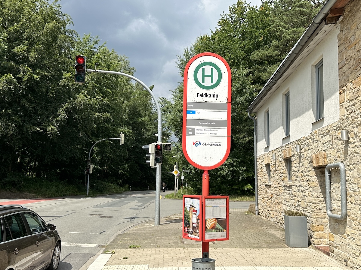 An der Haltestelle 'Feldkamp' in Osnabrück Pye biegen die Busse von und nach Holllage ab in die Siedlung – wenn der Fahrplan beachtet wird