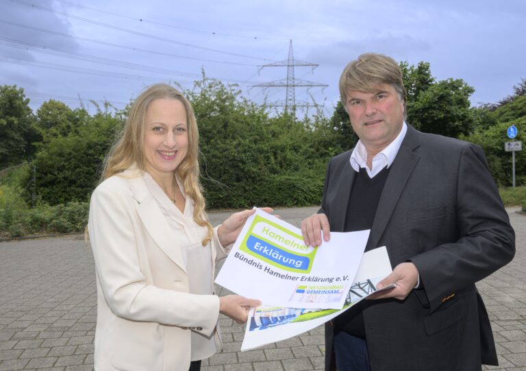 Neue Leitung: Landrätin Anna Kebschull übernimmt den Vorstandsvorsitz des Bündnisses „Hamelner Erklärung“ von Tjark Bartels. Foto: Landkreis Osnabrück/Hermann Pentermann