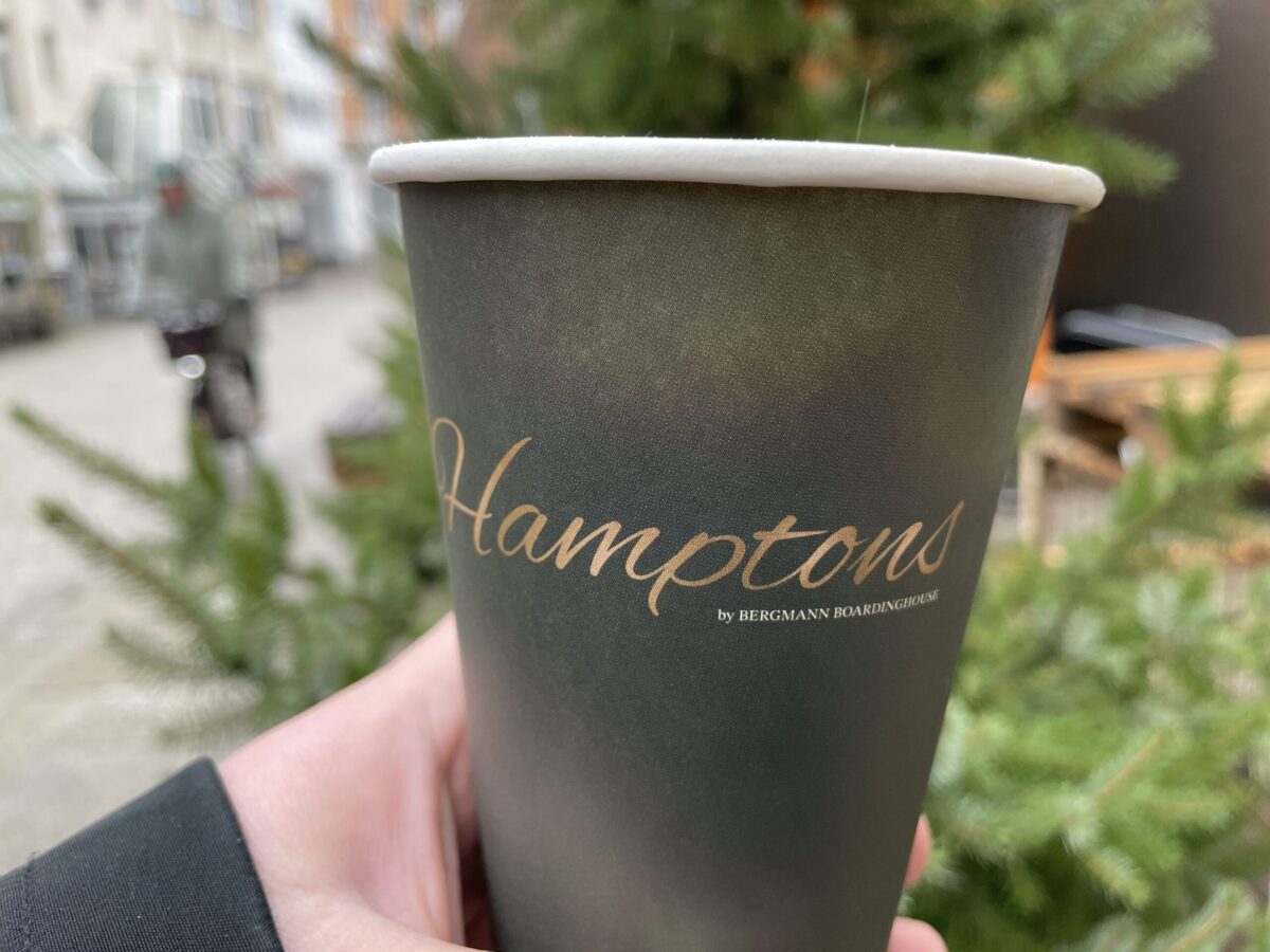 Auch Coffee to go gibt es im Hamptons Café. / Foto: Dominik Lapp