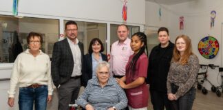 Hand in Hand arbeiteten (v. li.) Christa Pille vom Bramscher Verein Amal, MaßArbeit-Vorstand Lars Hellmers, Agnieszka Hübers vom Migrationszentrum, Johannes Sievers, Lavida Pflegepartner, sowie die Mitarbeiterinnen der Ausländerbehörde, Frau Bartke und Frau Jancik, zusammen, um Larissa Yollande Ravaonirina den Weg in die Ausbildung zur Pflegeassistenz zu ebnen.