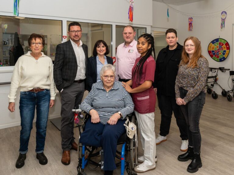 Hand in Hand arbeiteten (v. li.) Christa Pille vom Bramscher Verein Amal, MaßArbeit-Vorstand Lars Hellmers, Agnieszka Hübers vom Migrationszentrum, Johannes Sievers, Lavida Pflegepartner, sowie die Mitarbeiterinnen der Ausländerbehörde, Frau Bartke und Frau Jancik, zusammen, um Larissa Yollande Ravaonirina den Weg in die Ausbildung zur Pflegeassistenz zu ebnen.
