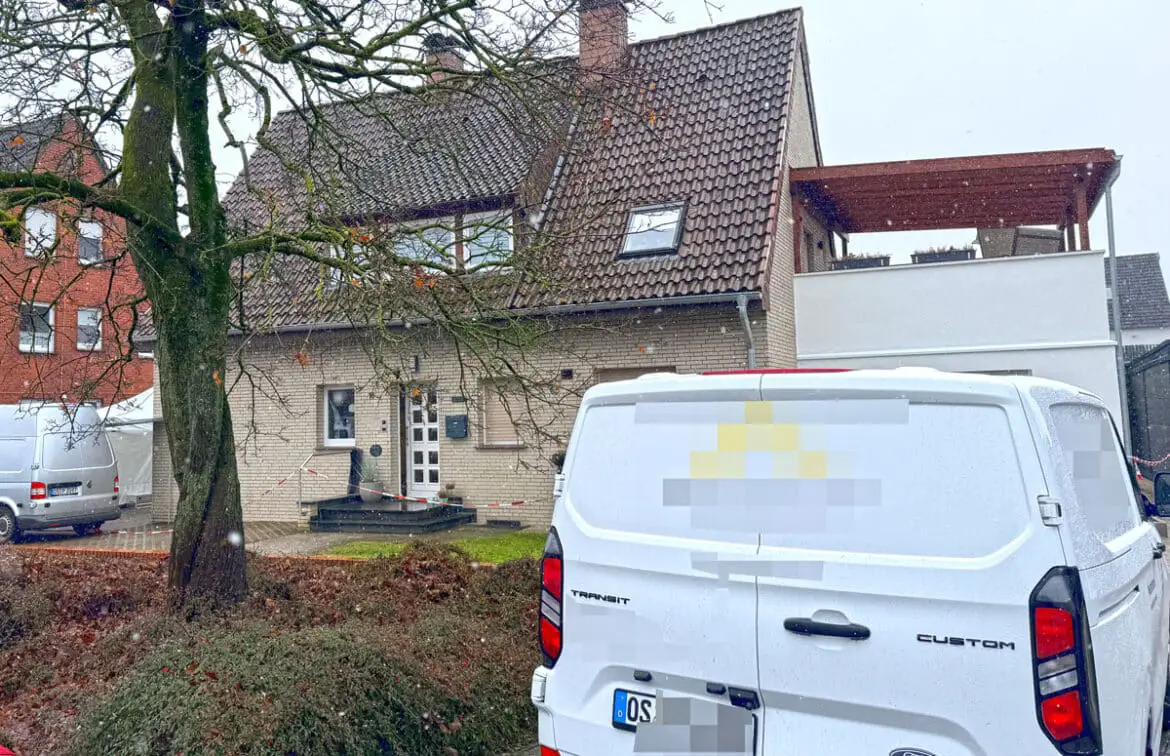 Handwerkerfahrzeug vor dem Tatort in Wallenhorst