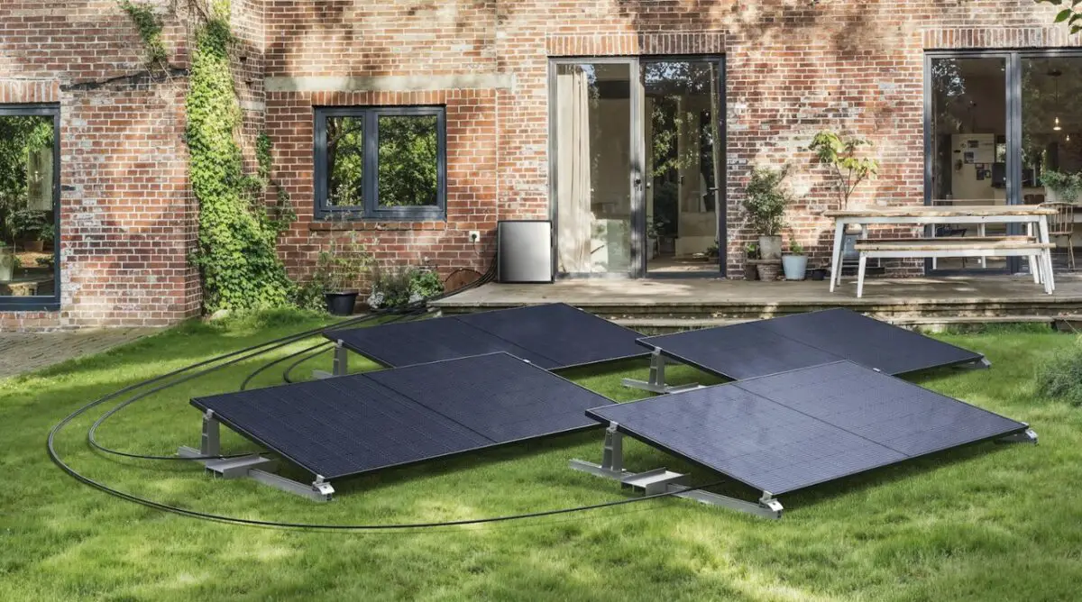 Intelligentes Wohnen von morgen: Ein Balkonkraftwerk mit Speicher als Schlüssel zur Energieunabhängigkeit Solarpanels auf Boden