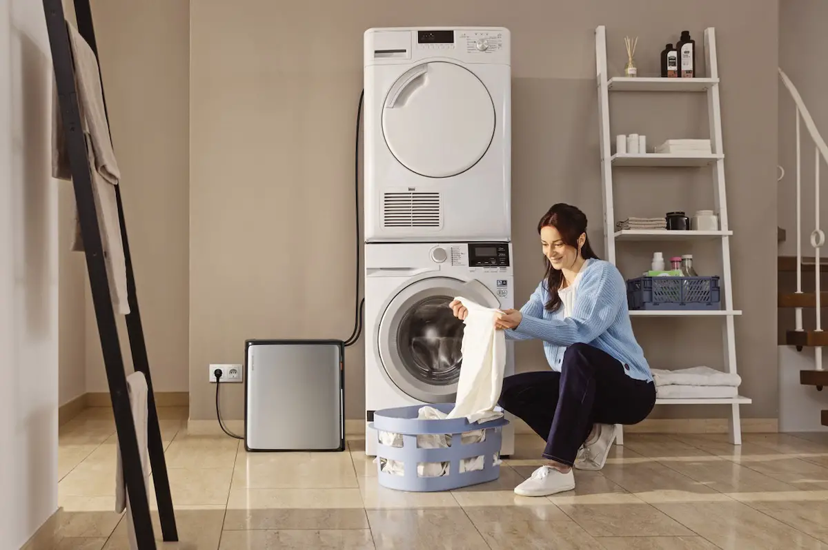 Intelligentes Wohnen von morgen: Ein Balkonkraftwerk mit Speicher als Schlüssel zur Energieunabhängigkeit Frau mit Waschmaschine