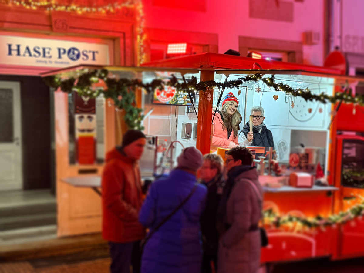 „Follow the Light“: Laserlicht macht die Osnabrücker Altstadt magisch Auch am Samstag lädt der HASEPOST-Foodtruck zum Verweilen bei Glühwein ("Heisser Hase") und Bratwurst ein