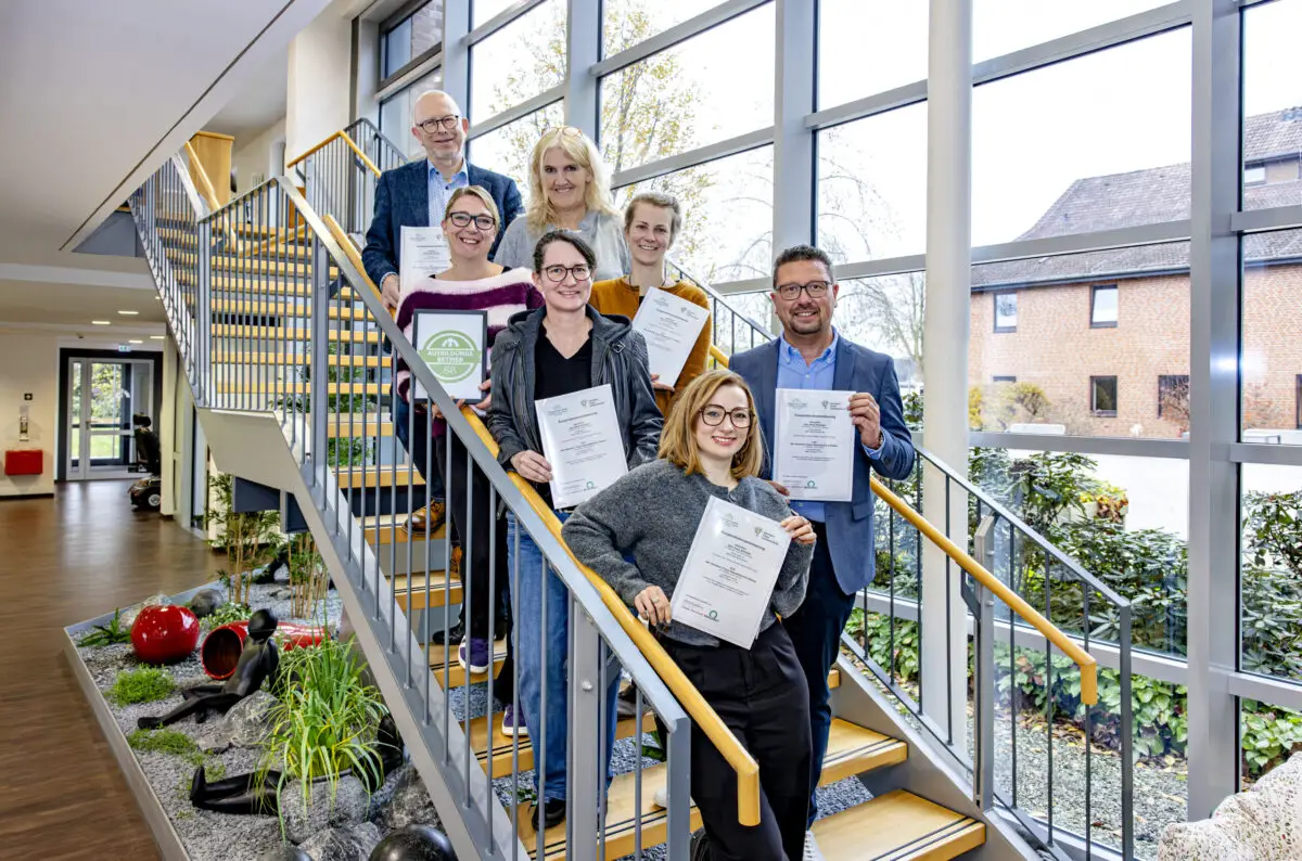 Freuen sich über die erfolgreiche Zusammenarbeit (v.li. n. r. vorne): Dirk Rauschkolb, Leitung Hauptabteilung Gemeinde Bad Rothenfelde, Nicole Hildebrand, Ausbildungsleiterin Haus Schlüter, Jenny Schlüter, Geschäftsführung Haus Schlüter, Annika Witte, Servicestelle Schule-Wirtschaft MaßArbeit; (v. l. n. r. 2. Reihe): Annette Steck, Didaktische Leiterin Hermann-Freye-Gesamtschule Dissen, Rebecca Conrad, Berufsorientierungsbeauftragte Hermann-Freye-Gesamtschule Dissen, MaßArbeit-Vorstand Lars Hellmers. / Foto: Miriam Loeskow-Bücker
