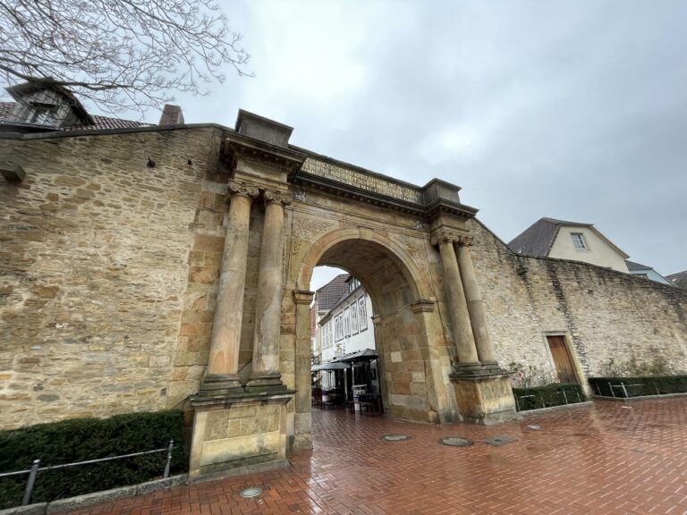 Wieder sauber: Das Heger Tor am 28.11.2025. / Foto: Dominik Lapp in Innenstadt
