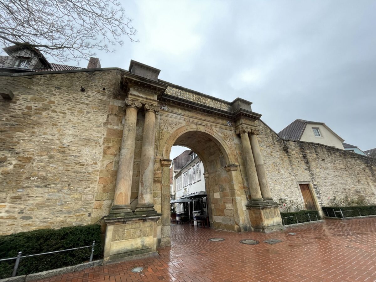 Wieder sauber: Das Heger Tor am 28.11.2025. / Foto: Dominik Lapp
