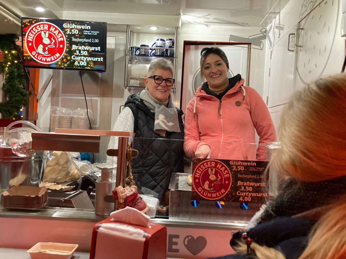 Jutta und Chantal im "Heissen Hasen" beim Advent in der Altstadt Osnabrück