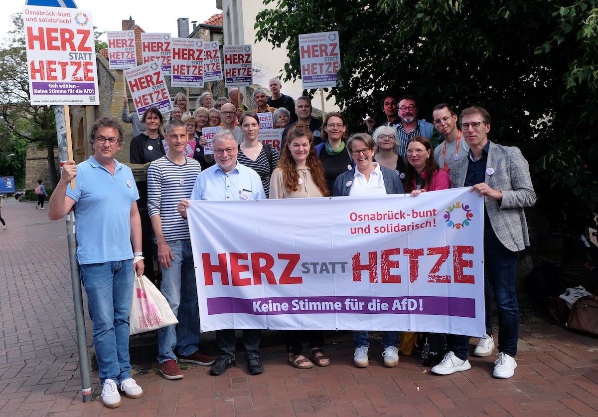 Vertreter des Bündnis „Osnabrück - bunt und solidarisch!“ mit Kampagnen-Banner "Herz statt Hetze" 