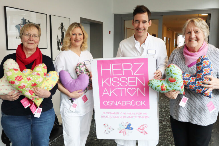 Über die erfolgreiche Herzkissen-Aktion freuen sich (von links) Johanna Schmidt (Herzkissen-Aktion), Anke Gopp, Chefarzt Dr. Thorsten Heilmann (beide Brustzentrum Osnabrück) und Renate Winter (Herzkissen-Aktion) bei der Übergabe von Herzkissen im Franziskus-Hospital Harderberg. / Foto: Daniel Meier, NSK