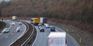 Schneller Verkehr auf der Autobahn (Symbolbild)