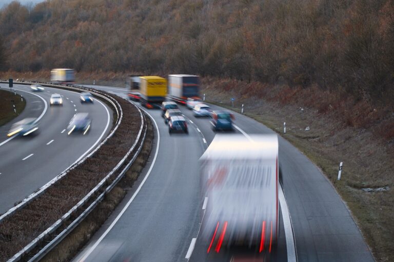 Schneller Verkehr auf der Autobahn (Symbolbild)