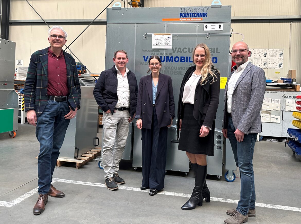 Frank Höcker (li.) und Lisa Marie Höcker (Mitte) gaben Marc Schewski, Bürger-meister Hilter (2. v. li.), Landrätin Anna Kebschull und WIGOS-Geschäftsführer Peter Vahrenkamp einen Einblick in die aktuelle Entwicklung bei Höcker Polytechnik.