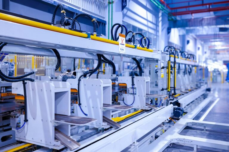 Vernetzung und Echtzeitkommunikation sind Schlüsselfaktoren in der modernen Industrie. Bildquelle: @ Homa Appliances / Unsplash.com