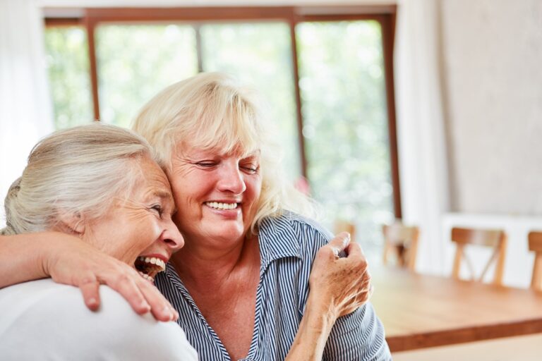 Lachende Seniorin Umarmt Glücklich Eine Freundin