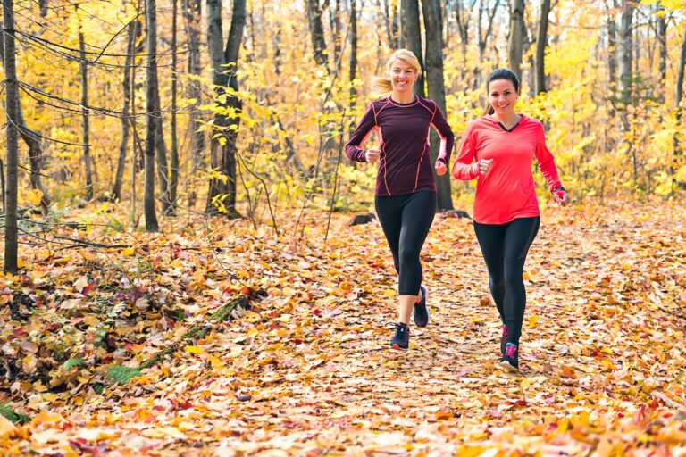 Im Herbst draußen Sport zu treiben hebt die Laune. Bild: Adobe Stock © Louis-Photo