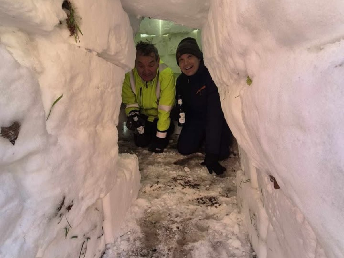 Vater und Sohn im Iglu. / Foto: Privat