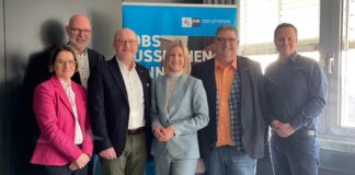 Berichteten über den Ausbildungsmarkt und Aktuelles an den Berufsbildenden Schulen: Thomas Kohne (BBS Bersenbrück, 2.v.l.), Tina Heliosch (Agentur für Arbeit Osnabrück, Mitte) und Ulf Zumbrägel (Berufsschulzentrum am Westerberg, rechts) zusammen mit den Ausschussvorsitzenden Wolfgang Paus (3.v.l.) und Stephan Soldanski (2.v.r.) sowie Juliane Hünefeld-Linkermann (IHK, links).