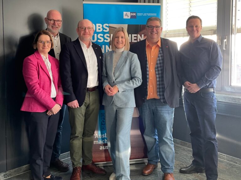 Berichteten über den Ausbildungsmarkt und Aktuelles an den Berufsbildenden Schulen: Thomas Kohne (BBS Bersenbrück, 2.v.l.), Tina Heliosch (Agentur für Arbeit Osnabrück, Mitte) und Ulf Zumbrägel (Berufsschulzentrum am Westerberg, rechts) zusammen mit den Ausschussvorsitzenden Wolfgang Paus (3.v.l.) und Stephan Soldanski (2.v.r.) sowie Juliane Hünefeld-Linkermann (IHK, links).