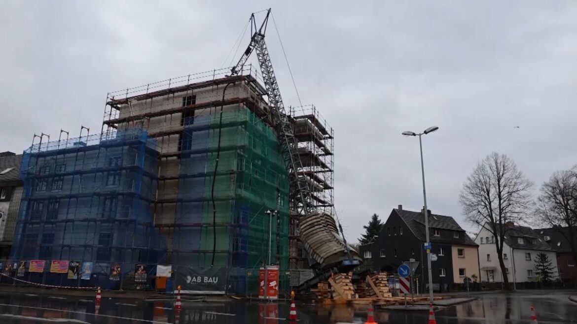 Baukran kippt in Erkrath um – Häuser evakuiert