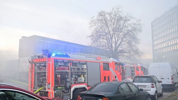 Großbrand in Berlin-Neukölln: Lagerhalle steht in Flammen