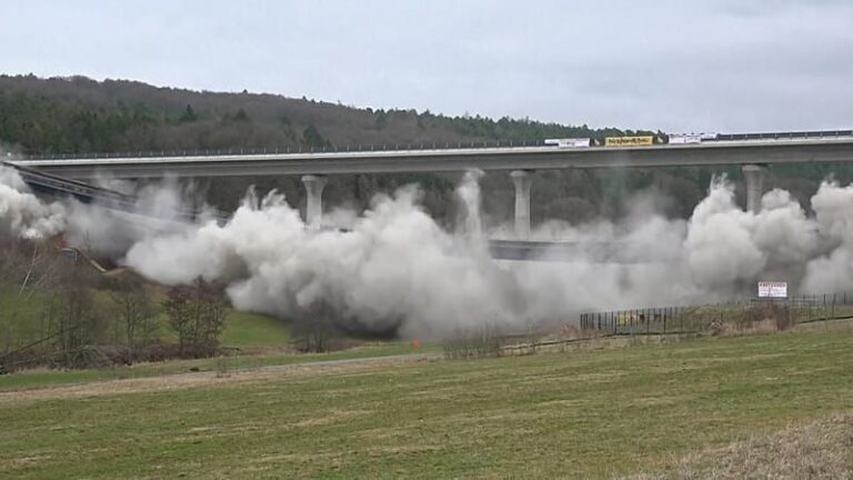 A7-Brücke bei Fulda kontrolliert gesprengt