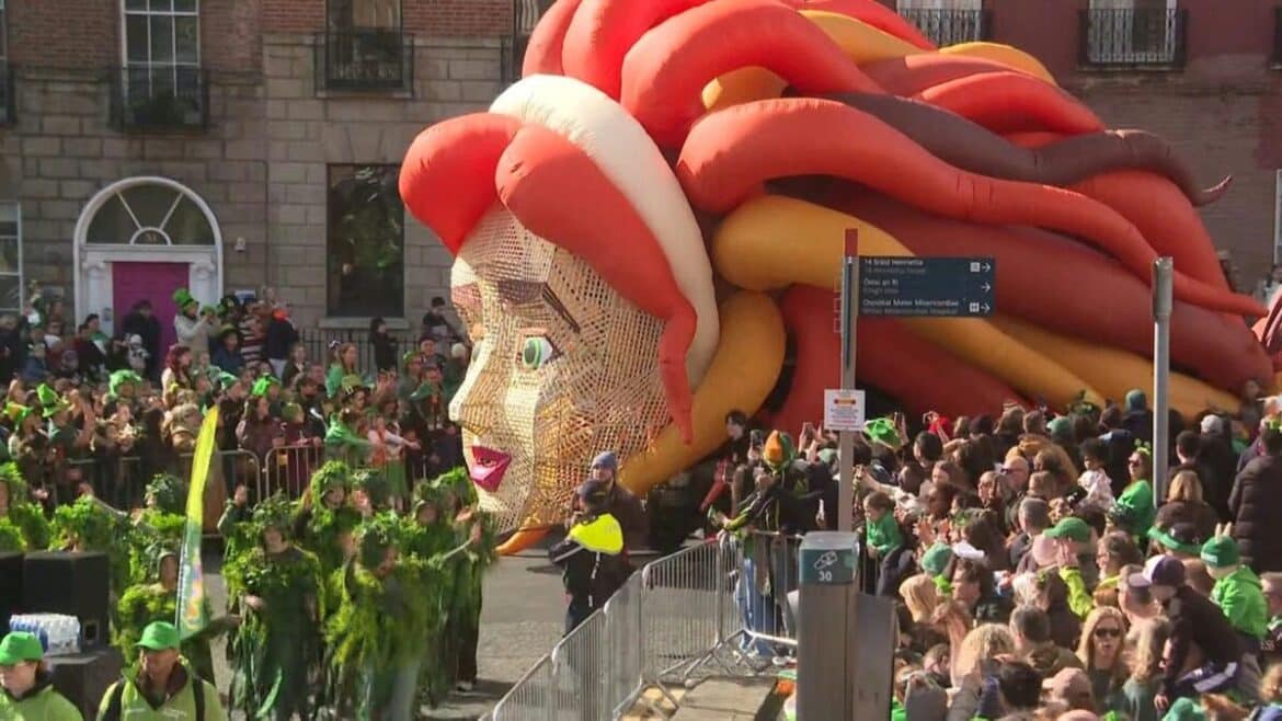 St. Patrick’s Day Parade in Dublin mit Vogue Williams als Grand