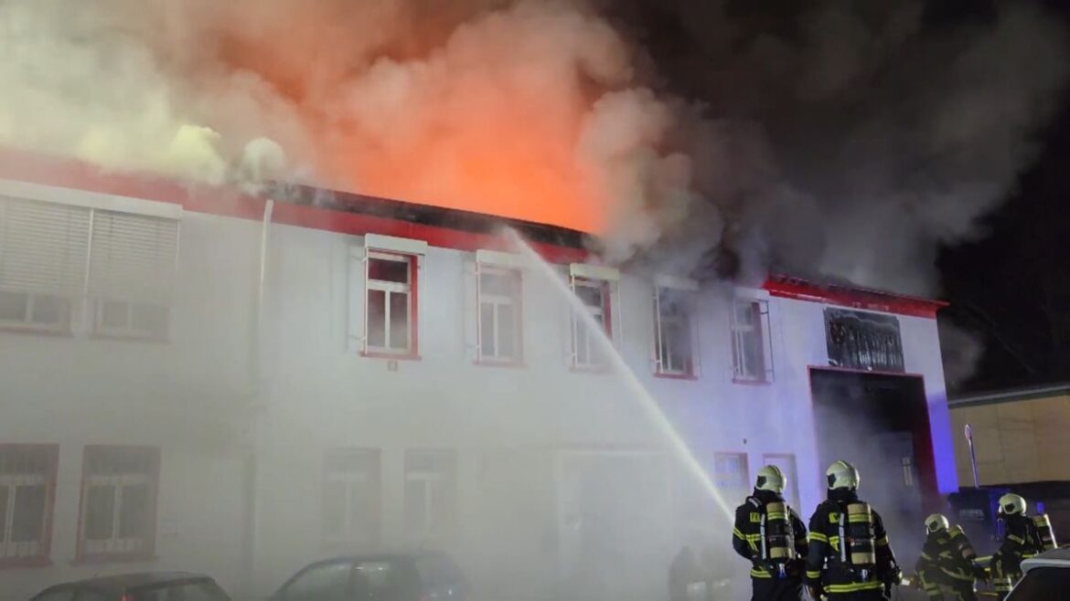 Großbrand in Wuppertal: Rettungswache steht in Flammen