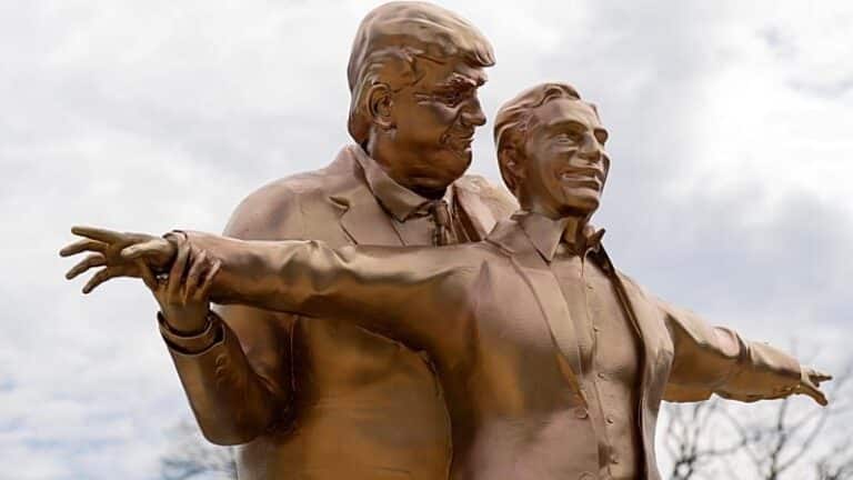 Trump-und-Epstein-Statue in Washington aufgetaucht