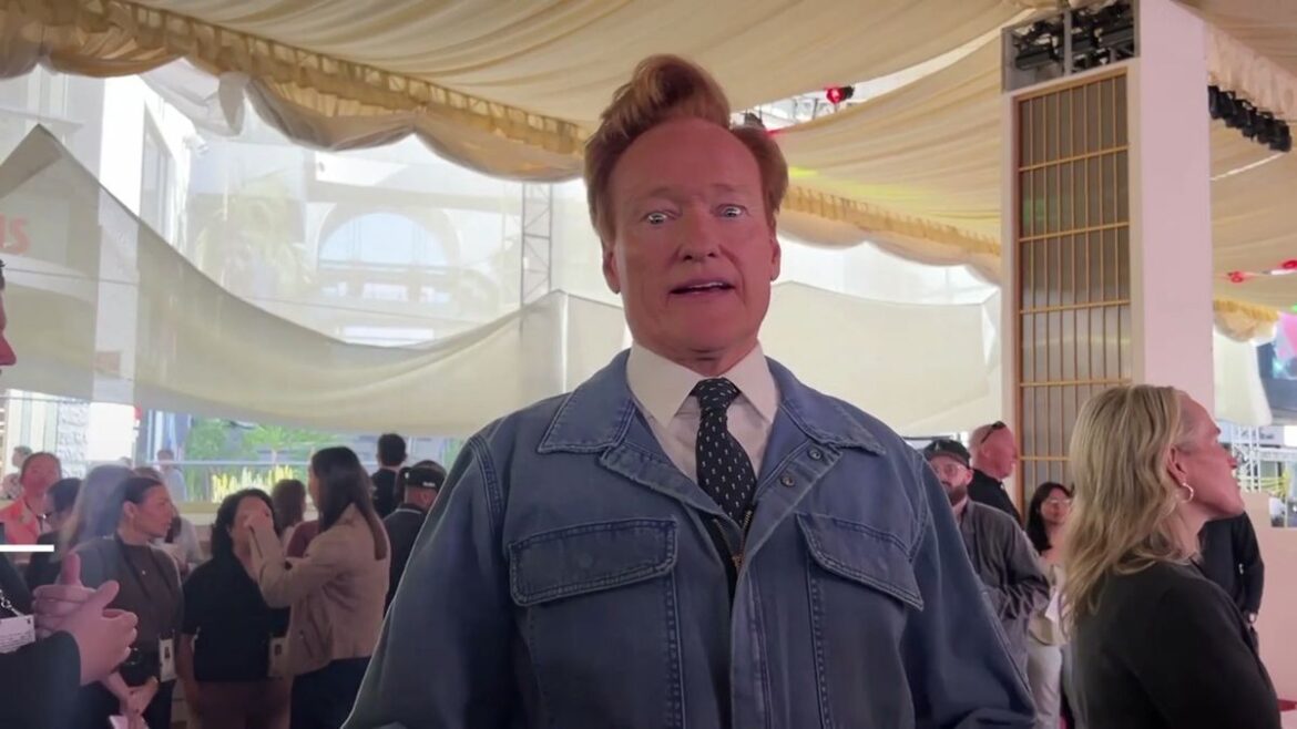 Oscars 2026: Conan O’Brien rollt den roten Teppich aus