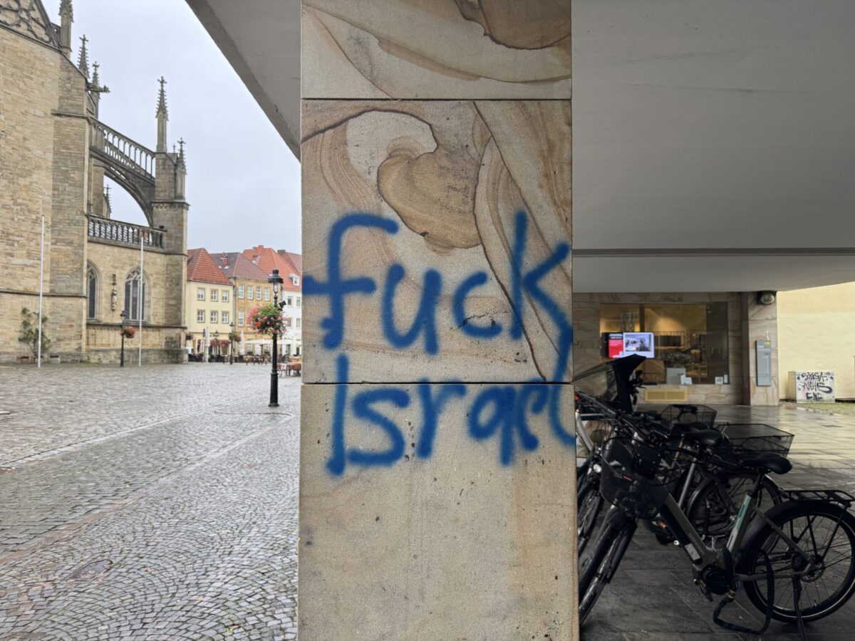 Zwei Jahre nach Hamas-Angriff: Antisemitische Graffiti an der Stadtbibliothek Osnabrück Graffiti an einem Pfeiler bei der Stadtbibliothek Osnabrück. / Foto: Dana Beckmann