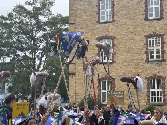 Flauschige Pferde bei der Altstädter Schule. / Foto: Dana Beckmann