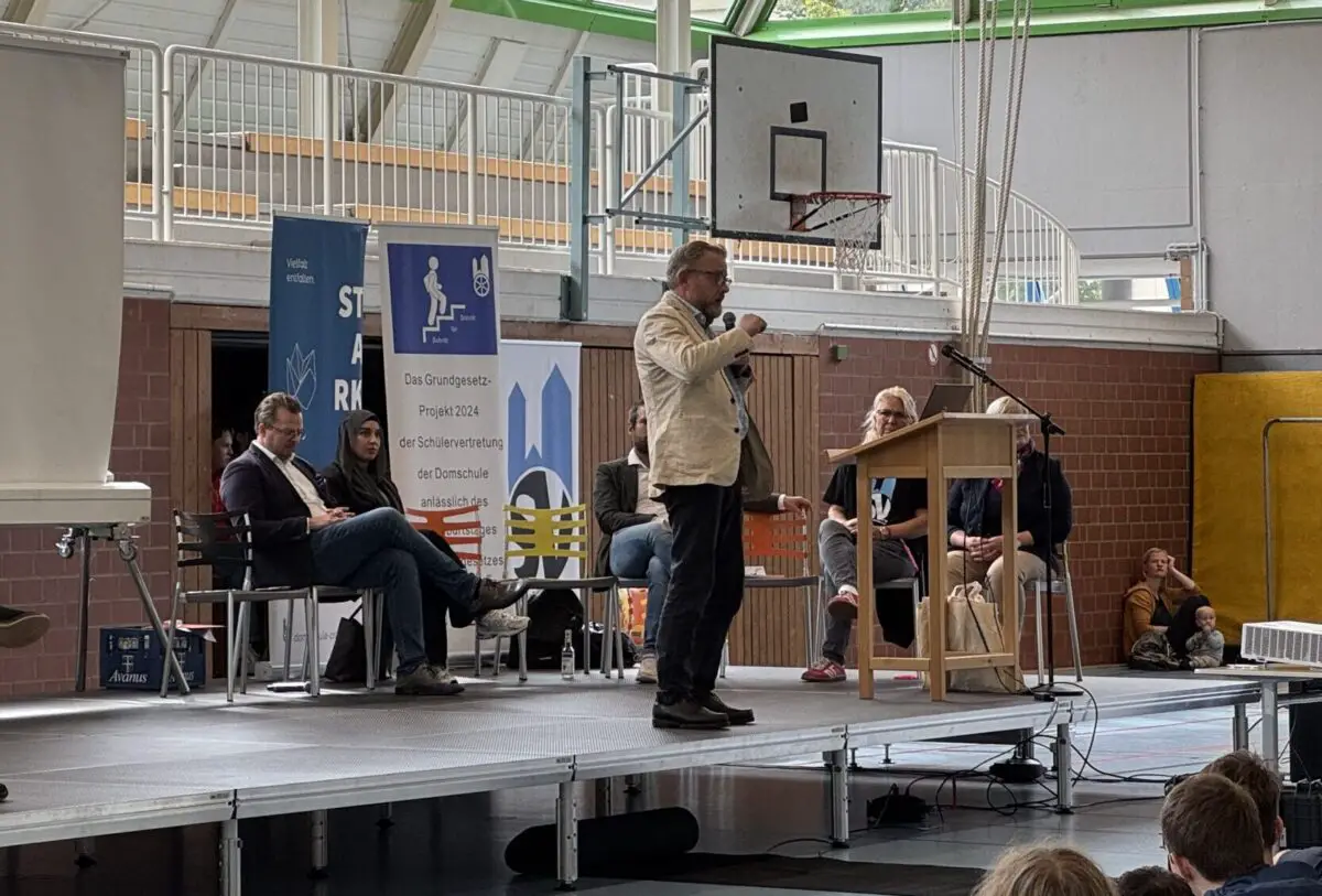 75 Jahre Grundgesetz: Enkel des Widerstandskämpfers Stauffenberg zu Besuch in Osnabrück Karl Graf von Stauffenberg zugast in der Domschule Osnabrück