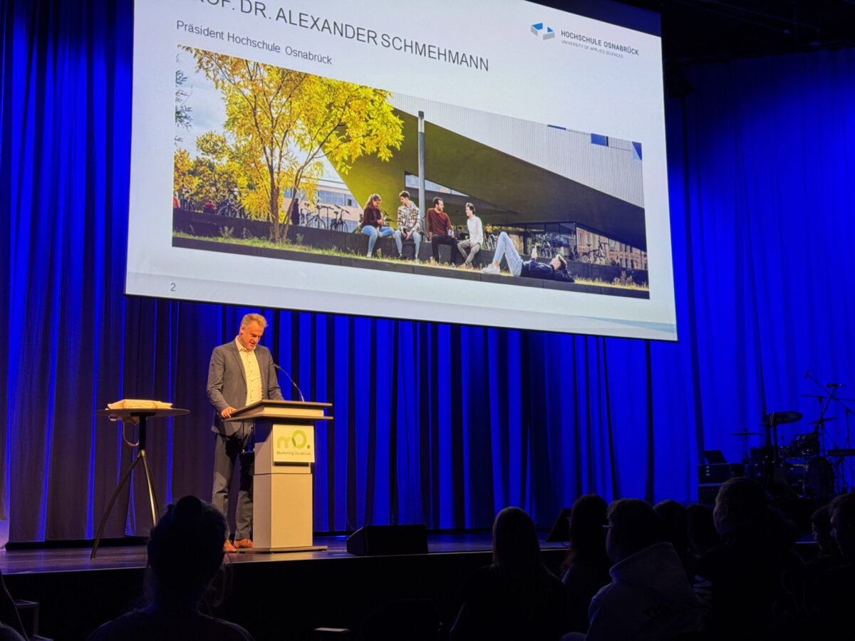 Hochschulpräsident Prof. Dr. Alexander Schmehmann heißt die neuen Studierenden herzlich willkommen.