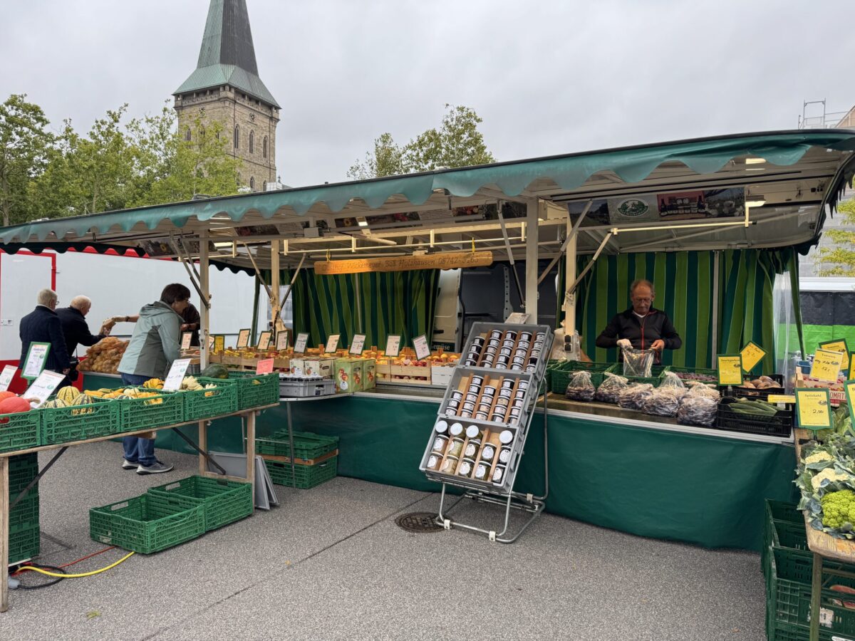 Wochenmarkt wieder auf dem Ledenhof: Wie gefällt der neue alte Standort? Obsthof Wickemeyer auf dem Wochenmarkt beim Ledenhof