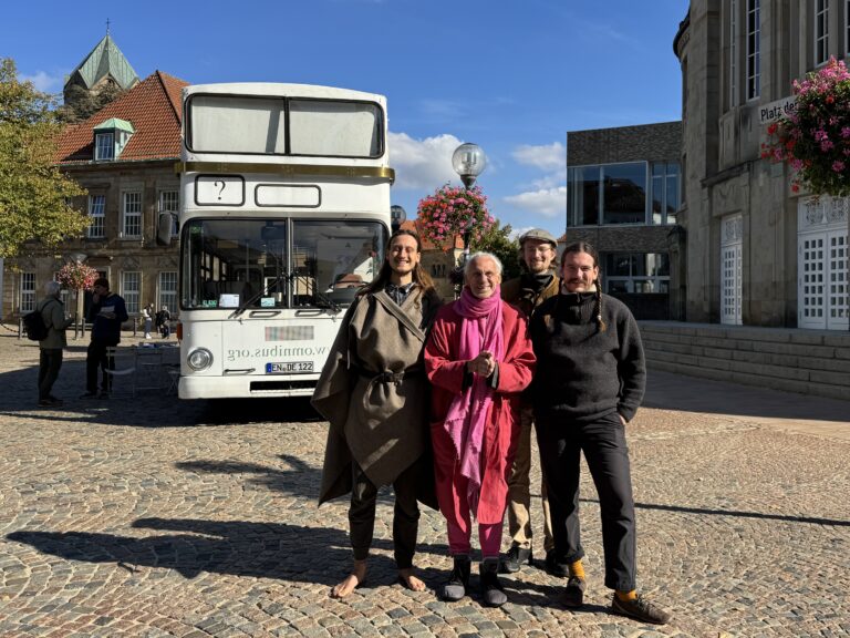 Der Omnibus für direkte Demokratie auf dem Theaterplatz in Osnabrück. / Foto: Dana Beckmann