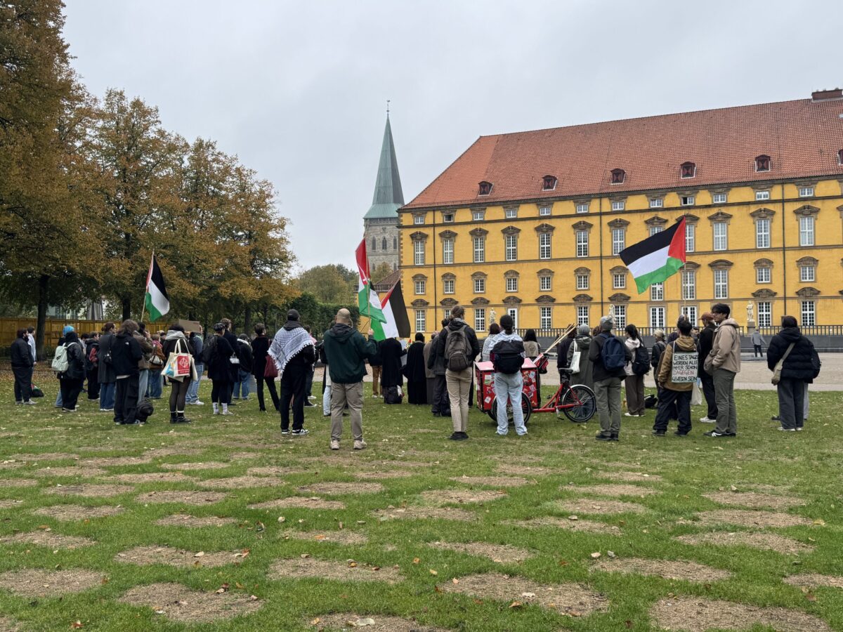 Die Gruppe "Students for Palestine" organisierte eine Versammlung im Schlossgarten. / Foto: Dana Beckmann