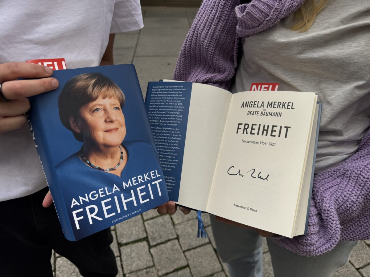 Angela Merkel in Osnabrück: Meterlange Schlange in der Großen Straße Signierte Ausgaben der Autobiografie "Freiheit". / Foto: Dana Beckmann