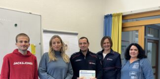 (v.l.n.r.) Ein Teilnehmer des Kurses, Lisa Simon (Vorstandsvorsitzende der Förderstiftung HHO), Marco Stemmle und Marianna Hülsmeier (Malteser) und Anke Haider (Kurssystem Berufliche Weiterbildung) freuen sich über die Spende für kostenlose Erste-Hilfe-Kurse an der HHO. / Foto: Dana Beckmann