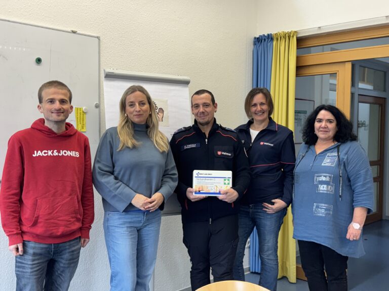 (v.l.n.r.) Ein Teilnehmer des Kurses, Lisa Simon (Vorstandsvorsitzende der Förderstiftung HHO), Marco Stemmle und Marianna Hülsmeier (Malteser) und Anke Haider (Kurssystem Berufliche Weiterbildung) freuen sich über die Spende für kostenlose Erste-Hilfe-Kurse an der HHO. / Foto: Dana Beckmann