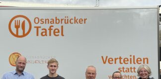 Mitarbeitende der E.ON, die Tafel Osnabrück und die Tafel Georgsmarienhütte freuen sich über die Restcentspende von 3.000 Euro. / Foto: Dana Beckmann