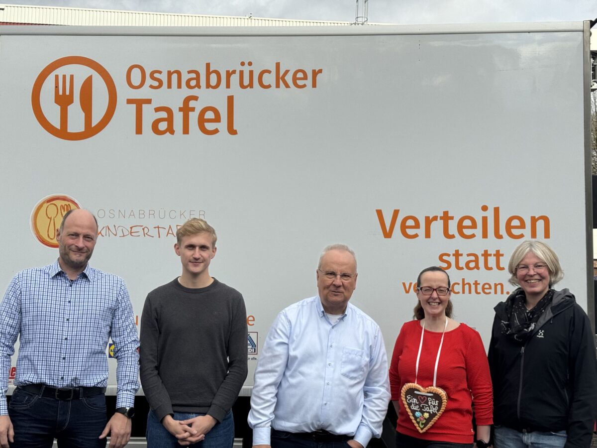 Mitarbeitende der E.ON, die Tafel Osnabrück und die Tafel Georgsmarienhütte freuen sich über die Restcentspende von 3.000 Euro. / Foto: Dana Beckmann