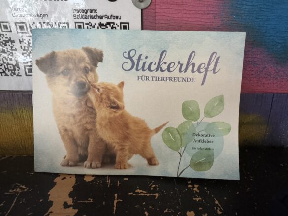 Ein Stickerheft im Tauschhschrank bei der Buchhandlung zur Heide. / Foto: Dana Beckmann